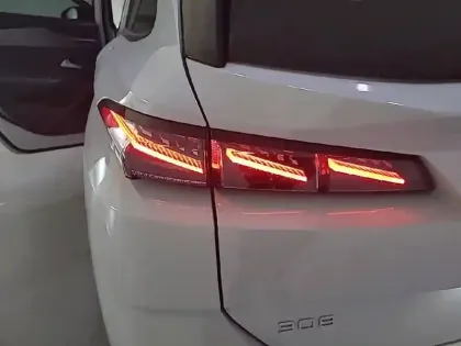 Photo 16 Peugeot 308  SW Plug-in Hybrid 195 ch e-DCS7