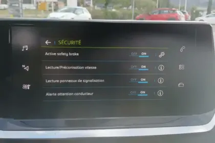 Photo 26 Peugeot 208  Electrique 50 kWh 136ch