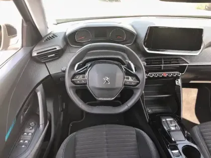 Photo 8 Peugeot 2008  PureTech 130 S&S EAT8