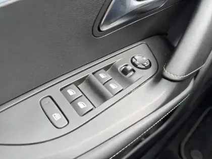 Photo 56 Peugeot 2008  Electrique 136 ch