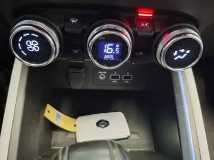 Photo 33 Renault Clio  E-Tech full hybrid 145