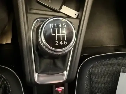 Photo 37 Renault Captur  mild hybrid 140