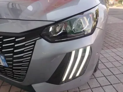 Photo 6 Peugeot 208  1.2 Hybrid 110ch Allure e-DCS6