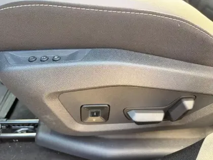 Photo 12 Jeep Compass  1.6 Turbo T4 225ch e-Hybrid Plug-in Summit BVR7