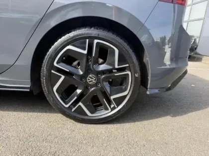 Photo 8 Volkswagen Golf  1.5 eTSI EVO2 116ch R-Line Edition DSG7