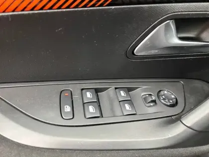Photo 18 Peugeot 2008  PureTech 130 S&S BVM6