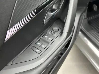 Photo 17 Peugeot 2008  PureTech 100 S&S BVM6