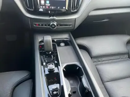 Photo 5 Volvo XC60  T6 Hybride Rechargeable 253 + 145ch Ultra Style Dark Geartronic 8 AWD