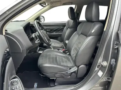 Photo 8 Mitsubishi Outlander  PHEV Twin Motor Business 4WD Euro6d-T EVAP 5cv