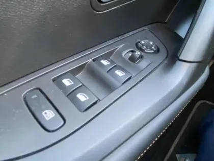 Photo 7 Peugeot 2008  e- 136ch Roadtrip