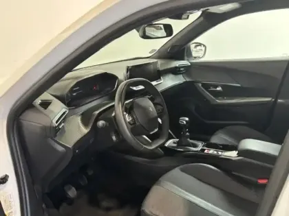 Photo 5 Peugeot 2008  1.2 130 S&S Allure Camera 180 LED Carplay