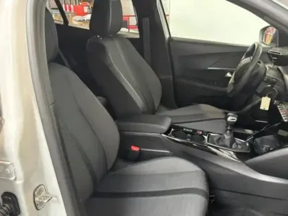 Photo 12 Peugeot 2008  1.2 130 S&S Allure Camera 180 LED Carplay