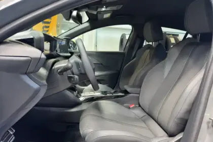 Photo 9 Peugeot 208  Hybrid 145 ch e-DCS6