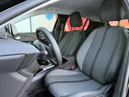 Photo 7 Peugeot 208  1.2 Hybrid 110ch Allure e-DCS6