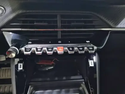 Photo 5 Peugeot 2008  Electrique 54 kWh 156 ch