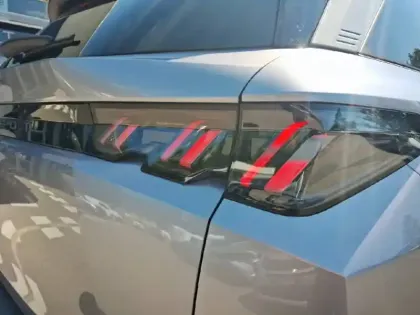 Photo 16 Peugeot 5008  Plug-in Hybrid 225 ch e-DCS7