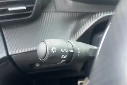 Photo 18 Peugeot 208  Hybrid 100 e-DCS6