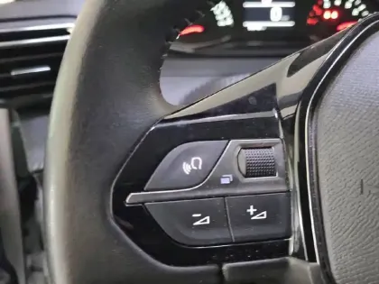 Photo 43 Peugeot 208  PureTech 100 S&S BVM6