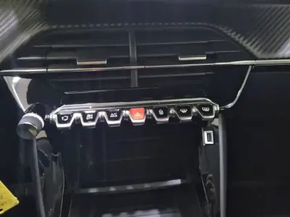 Photo 45 Peugeot 2008  PureTech 100 S&S BVM6