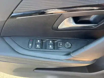 Photo 13 Peugeot 208  Electrique 50 kWh 136ch