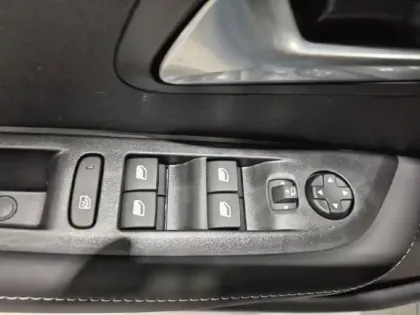 Photo 18 Peugeot 208  Hybrid 110 e-DCS6