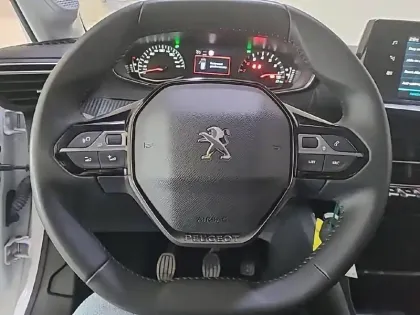 Photo 13 Peugeot 208  PureTech 75 S&S BVM5