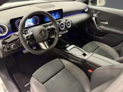Photo 12 Mercedes Classe A 200 d AMG Line