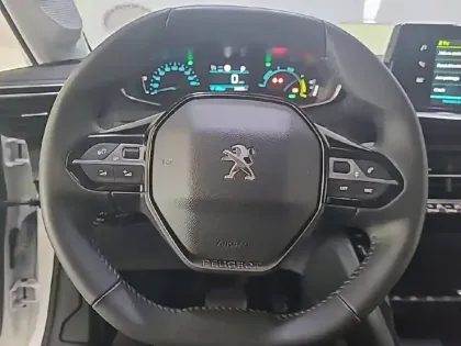 Photo 8 Peugeot 208  Electrique 50 kWh 136ch