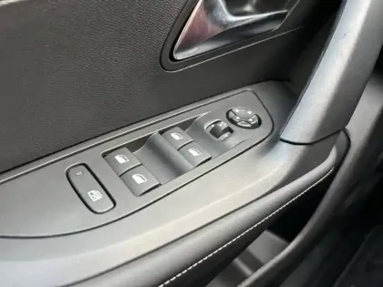 Photo 18 Peugeot 2008  Hybrid 136 e-DCS6