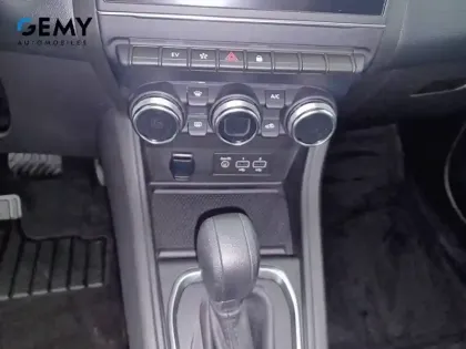 Photo 28 Renault Captur  E-Tech full hybrid 145
