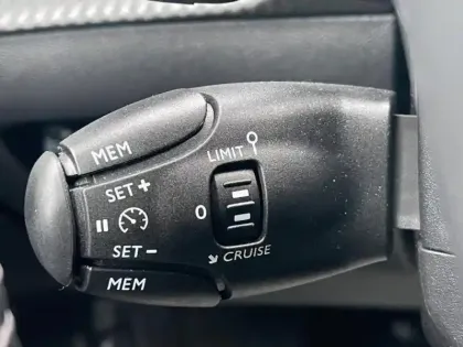 Photo 10 Peugeot 208  e- 136ch Allure