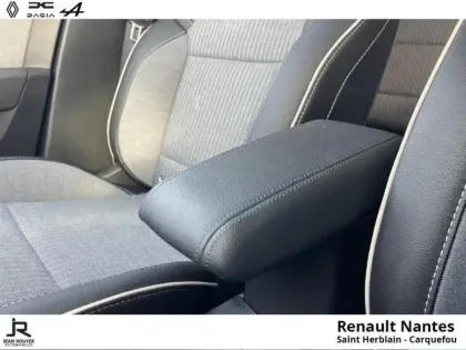 Photo 8 Renault Clio  1.6 E-Tech 145ch full hybrid Techno - 24
