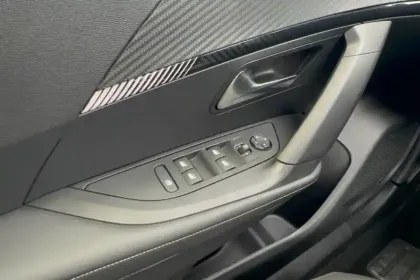 Photo 20 Peugeot 2008  PureTech 100 S&S BVM6