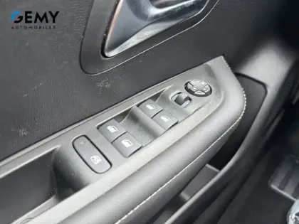 Photo 16 Peugeot 208  Hybrid 100 e-DCS6
