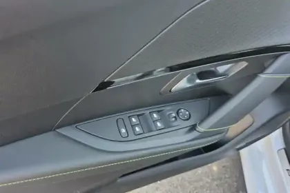 Photo 40 Peugeot 208  Hybrid 145 ch e-DCS6