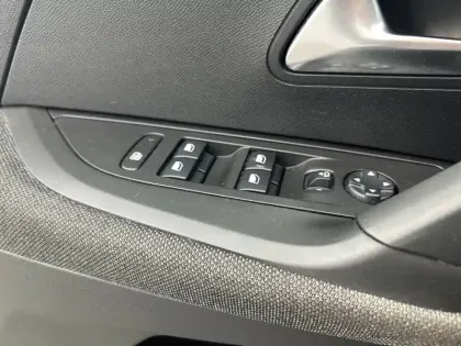 Photo 14 Peugeot 2008  Electrique 136 ch