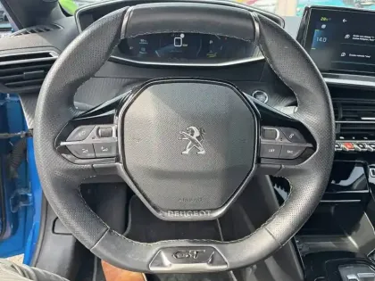 Photo 8 Peugeot 208  Electrique 50 kWh 136ch