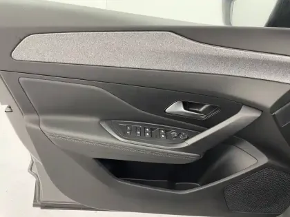 Photo 31 Peugeot 408  Hybrid 136 e-DCS6