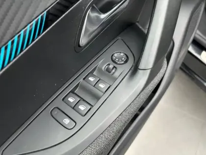 Photo 37 Peugeot 2008  PureTech 100 S&S BVM6