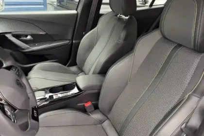 Photo 9 Peugeot 2008  PureTech 130 S&S EAT8