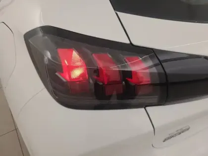 Photo 16 Peugeot 208  PureTech 100 S&S BVM6