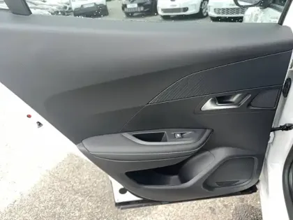 Photo 34 Peugeot 2008  PureTech 130 S&S EAT8