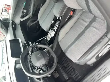 Photo 10 Peugeot 2008  PureTech 130 S&S EAT8