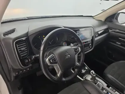 Photo 18 Mitsubishi Outlander PHEV Twin Motor Intense 4WD + Attelage