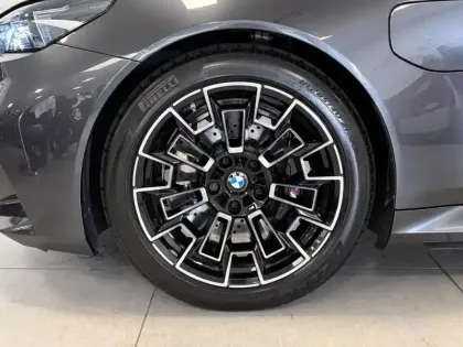 Photo 8 BMW Serie 5 M5 4.4 V8 PHEV 727ch (585+197)