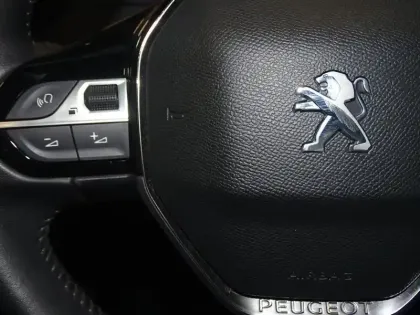 Photo 14 Peugeot 208  e- 136ch Style