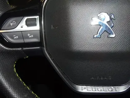 Photo 13 Peugeot 208  e- 136ch GT Pack