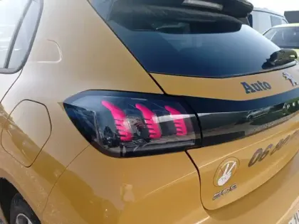 Photo 16 Peugeot 208  BlueHDi 100 S&S BVM6