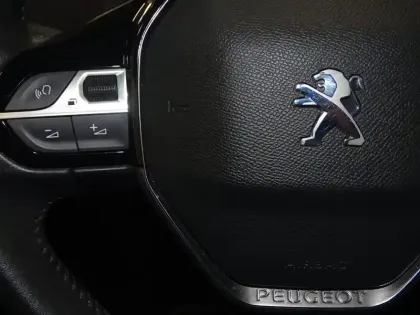 Photo 13 Peugeot 208  e- 136ch Style
