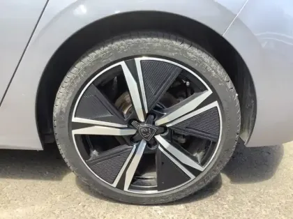 Photo 8 Peugeot 308 Hybrid 136 e-DCS6 GT